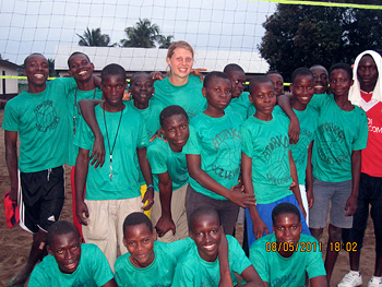 Alexandra Munson with junior high volleyball team in Ghana