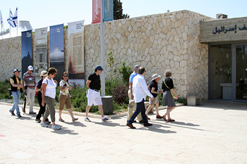 Israel trip participants enter Israel Museum