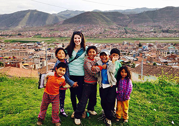 Alma Sana founder Lauren Braun with children in Cusco, Peru