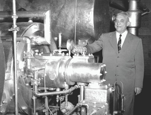 Willis Carrier with the 1921 centrifugal chiller