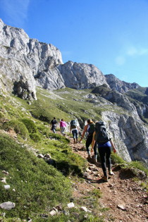 Students hike in Spain during Cantabria program