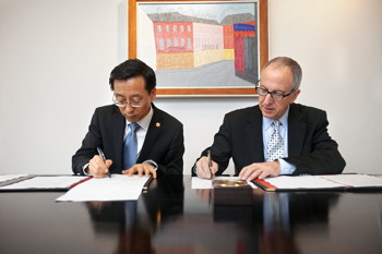 David Skorton signs agreement with Jie Zhang in Shanghai